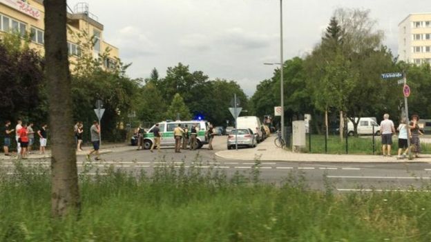 160722165640_munich_shopping_centre_attacked_1_640x360_timmkraeft_nocredit